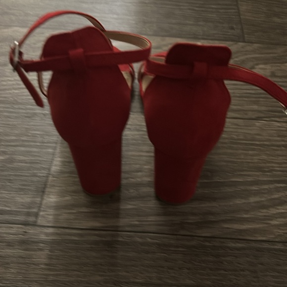 Red size 8 heels - Picture 3 of 7